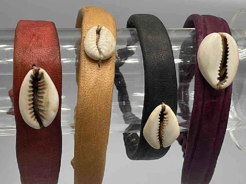 Bamboo weave bangles-Single Cowrie Shell Solid Color Leather Clasp Bracelet - Mali