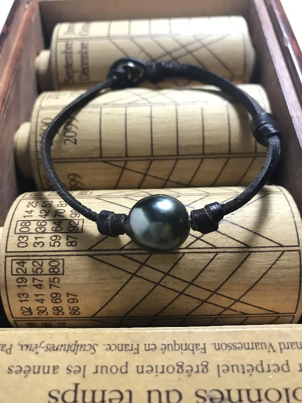 Agate bead bangles-Grosse Perle de Tahiti baroque sur un cuir australien marron, bracelet masculin et raffiné